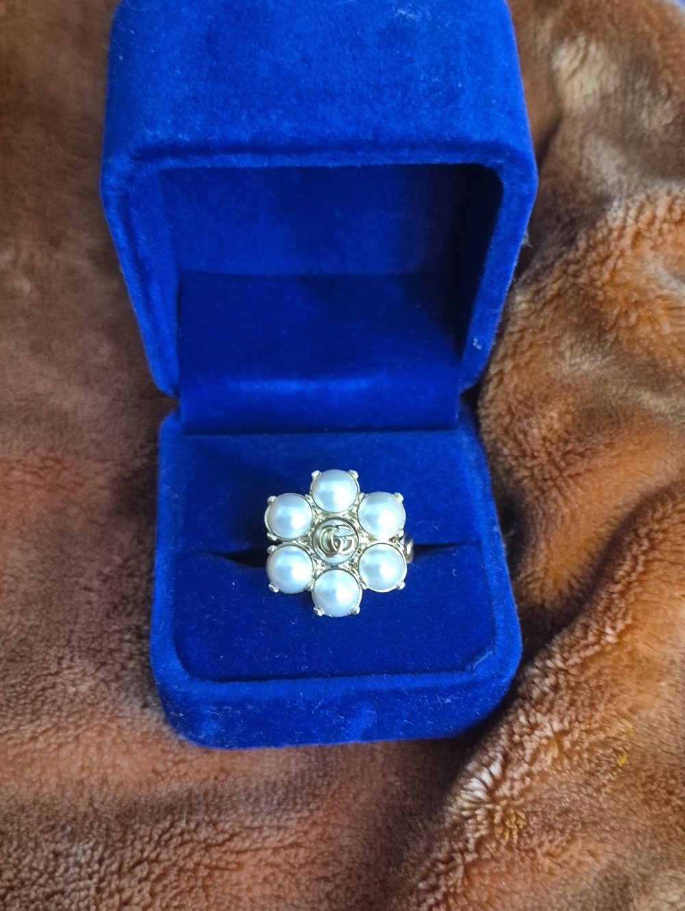 GUCCI ---Gold Pearl Floral Cluster Ring - White Pearls